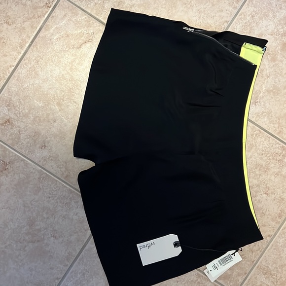 Wilfred size 4 100% silk black shorts. - Picture 5 of 5